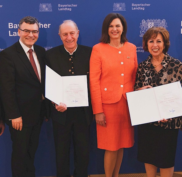 Bayerische Verfassungsmedaille für Anita Meinelt und Alfons Berger