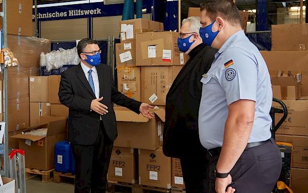 Besuch beim Logistik-Zentrum des THW Freising