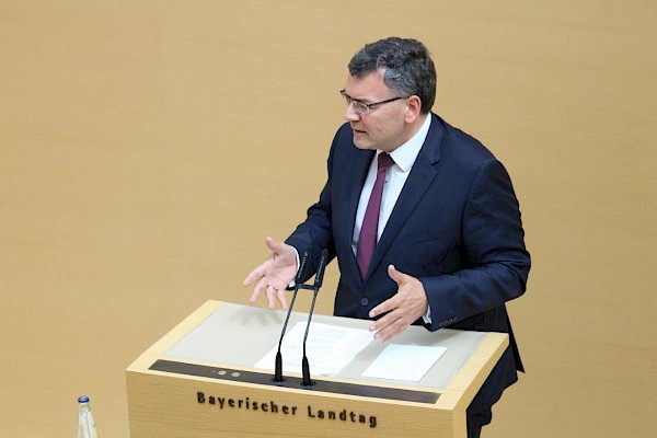 Debatte im Landtag: Gesetzentwürfe und Anträge der Opposition