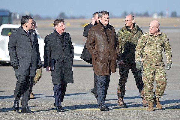 Begrüßung von US-Soldaten am Flughafen Nürnberg