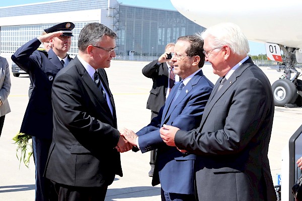 Empfang von Bundespräsident Steinmeier und Israels Präsident Herzog am Flughafen München