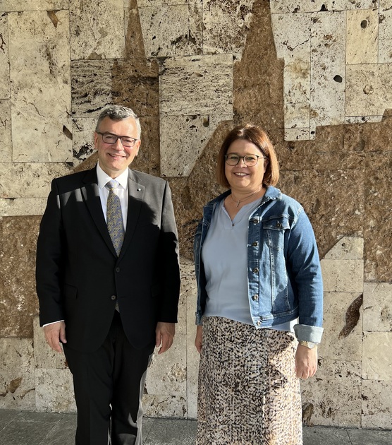 Austausch mit Schulleiterin Claudia Theumer am Karl-Ritter-von-Frisch-Gymnasium Moosburg