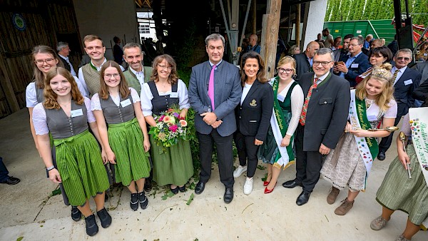 Hopfenernte in Airischwand mit Ministerpräsident Dr. Markus Söder