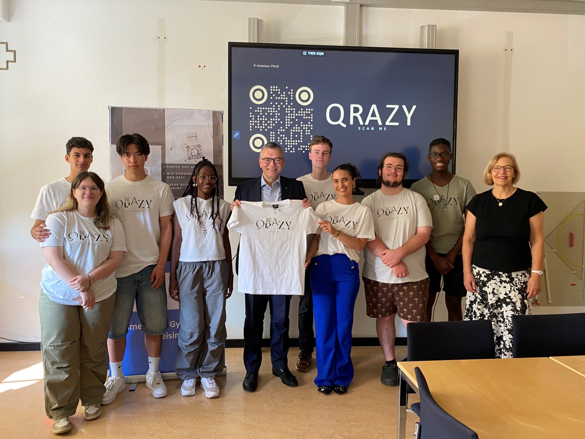 Besuch beim Juniorunternehmen QRazy des Camerloher-Gymnasiums