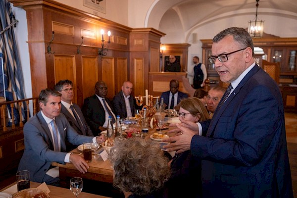 Treffen mit einer Delegation von Botschaftern bei den Vereinten Nationen Treffen mit einer Delegation von Botschaftern bei den Vereinten Nationen